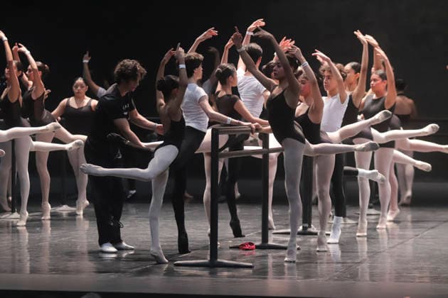 Ballet Master Class By Acclaimed Dancer Isaac Hernandez in Mexico Internationally acclaimed ballet dancer Isaac Hernandez leads an exclusive master class for advanced students at the Centro Nacional de las Artes (CENART) on August 26, 2026, in Mexico City, Mexico. Hernandez, a world-renowned principal dancer who has performed with prestigious companies like the English National Ballet and San Francisco Ballet, shared his technical expertise, artistic insights, and elite training methods with the next generation of Mexican dancers. Mexico City Mexico City Mexico Copyright: xCarlosxSantiagox