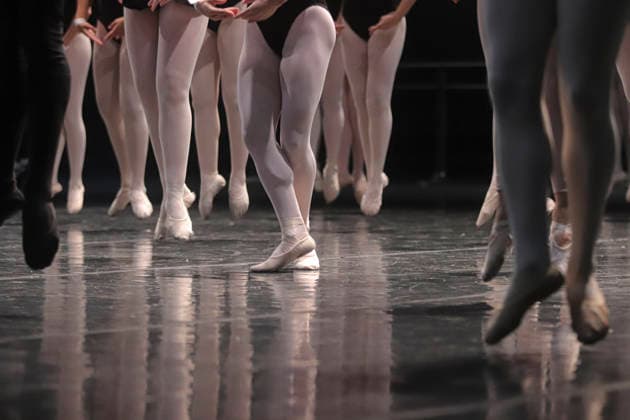 Ballet Master Class By Acclaimed Dancer Isaac Hernandez in Mexico Advanced ballet students perform a synchronized routine on stage during an exclusive master class led by internationally acclaimed dancer Isaac Hernandez at the Centro Nacional de las Artes (CENART) on August 26, 2026, in Mexico City, Mexico. Hernandez, a world-renowned principal dancer who has performed with prestigious companies like the English National Ballet and San Francisco Ballet, shared his technical expertise, artistic insights, and elite training methods with the next generation of Mexican dancers. Mexico City Mexico City Mexico Copyright: xCarlosxSantiagox