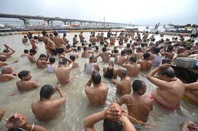 August 28, 2026, Prayagraj, Uttar Pradesh, India: Prayagraj: Brahmin community members perform Shravani Upkarma in water of swollen River Ganga on the occasion of Shravan Purnima, in Prayagraj on Friday, August 28, 2026. Prayagraj India  - ZUMAv115 20260828_zap_v115_003 Copyright: xPrabhatxKumarxVermax