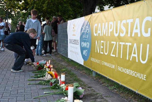 Two people killed in violent attack at school near Berlin GOSEN-NEU ZITTAU, GERMANY - AUGUST 27: People lay flowers and light candles at a makeshift memorial near the entrance of the Docemus School in Gosen-Neu Zittau, Brandenburg, Germany, on August 27, 2026, following a violent incident that left two people dead. A 19-year-old suspect was arrested. According to media reports, the victims were an 18-year-old female student and a 30-year-old man who reportedly tried to intervene and stop the attack. Volodymyr Sindieiev Anadolu Berlin Germany. Editorial use only. Please get in touch for any other usage.  Copyright: x2026xAnadoluxVolodymyrxSindieievx