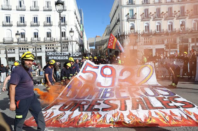 Public forest firefighters protest against the harassment and mistreatment by the Community of Madrid at Puerta del Sol. Several people demonstrate during the rally by public forest firefighters at Kilometer 0 on August 28, 2026, in Madrid, Spain. The protest, organized by public employees of the CBCM, aims to combat the harassment and mistreatment by the Community of Madrid. AUGUST 28, 2026 Marta Ferná Madrid, Madrid, Spain  Copyright: xMartaxFernandezx 7735446