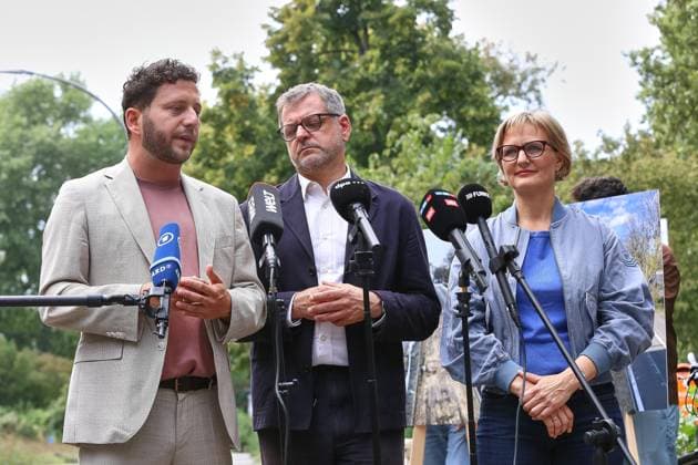 Berlin, Deutschland, 28.08.2026: Görlitzer Ufer: Vorstellung des Vorstandsbeschlusses zu Hitzeschutz und Klimanpassung: Felix Banaszak, Werner Graf und Franziska Brantner geben ein Statement *** Berlin, Germany, August 28, 2026, Görlitzer Ufer: Presentation of the Executive Board’s resolution on heat protection and climate adaptation; Felix Banaszak, Werner Graf, and Franziska Brantner issue a statement Copyright: xdtsxNachrichtenagenturx dts_131565