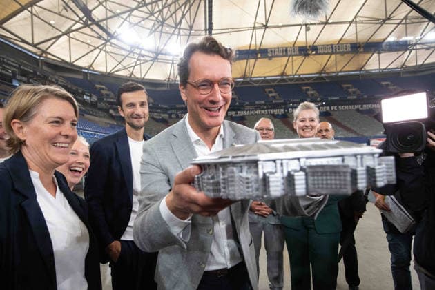 v.l. Bettina RUEHL-HAMERS, Rühl-Hamers, Vorstandsmitglied FC Schalke 04, CFO, Matthias TILLMANN, Vorstandsvorsitzender FC Schalke 04, ueberreicht ein Modell der Arena an Hendrik WUEST, Wüst, CDU, Ministerpraesident des Landes Nordrhein-Westfalen, Hendrik WUEST, Wüst, CDU, Ministerpraesident des Landes Nordrhein-Westfalen, besucht das Stadion Veltins Arena des FC Schalke 04 (GE) am 28.08.2026 auf dem Trainingsgelaende in Gelsenkirchen Deutschland. *** From left: Bettina RUEHL HAMERS, Rühl Hamers, Member of the Executive Board of FC Schalke 04, CFO, Matthias TILLMANN, Chairman of the Board of FC Schalke 04, presents a model of the arena to Hendrik WUEST, Wüst, CDU, Minister-President of the State of North Rhine-Westphalia, Hendrik WUE