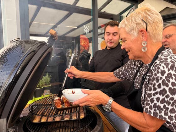 Joel Engelter und eine Teilnehmerin mit BBQ Sauce für das Bestreichen der Cheese Finger - Büttelborn 27.08.2026: Grillfürst BBQ Seminar