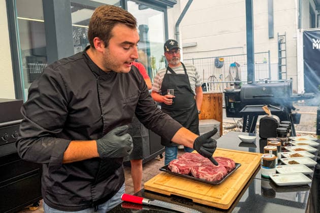 Joel Engelter erklärt die richtige Maserung des Rindfleischs und die Unterschiede zwischen Entrecot, Rib Eye, Filet, etc - Büttelborn 27.08.2026: Grillfürst BBQ Seminar