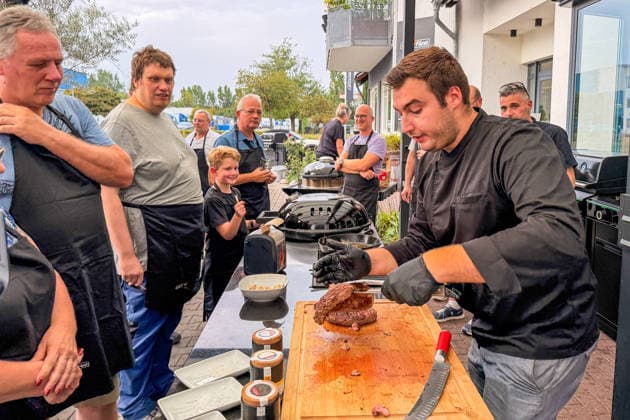 Joel Engelter erklärt die Zubereitung und das Schneiden des Sirloin Steaks - Büttelborn 27.08.2026: Grillfürst BBQ Seminar