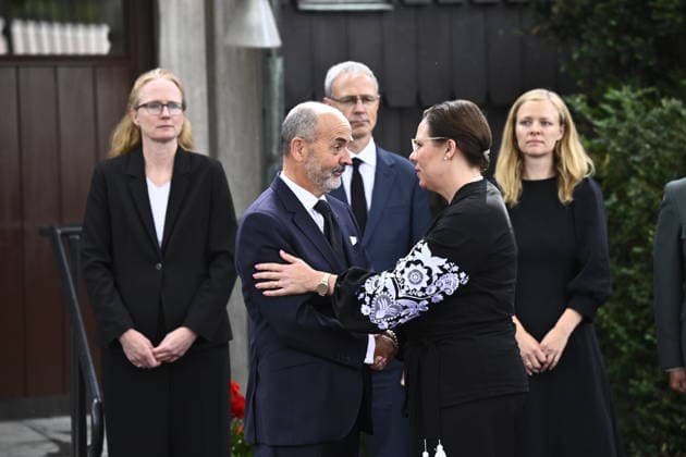 STOCKHOLM, SVERIGE 20260828 Norges ambassadör Niels Engelschion tar emot utrikesminister Maria Malmer Stenergard (M) da hon anländer till norges ambassöd för att skriva i en kondoleansbok med anledning av kung Haralds bortgang. STOCKHOLM SVERIGE x10080x *** STOCKHOLM, SWEDEN 20260828 Norwegian Ambassador Niels Engelschion welcomes Foreign Minister Maria Malmer Stenergard M as she arrives at the Norwegian Embassy to sign a book of condolences following the passing of King Harald STOCKHOLM SWEDEN x10080x  Copyright: xFredrikxSandberg TTx ULF KRISTERSSON KONDOLEANS KUNG HARALD LJL4ob5zODU