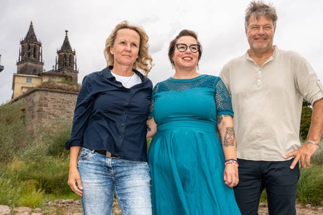 Steffi Lemke, ehemalige Bundesumweltministerin, Susan Sziborra-Seidlitz, Spitzenkandidatin der GRÜNEN, Wahlveranstaltung mit Robert Habeck, Landtagswahlen in Sachsen-Anhalt am 6. September, Magdeburg, 28. August 2026 Deutschland, Magdeburg, 28. August 2026, von links vor dem Magdeburger Dom, : Steffi Lemke, ehemalige Bundesumweltministerin, Susan Sziborra-Seidlitz, GRÜNEN-Spitzenkandidatin, Robert Habeck, ehemaliger Bundeswirtschaftsminister, Wahlveranstaltung der GRÜNEN: Lunch mit Suse Sziborra-Seidlitz und Robert Habeck, Schweizer Milchkuranstalt, Schleinufer, Landtagswahlen in Sachsen-Anhalt am 6. September, Wahlkampf, Politik, *** Steffi Lemke, former Federal Minister for the Environment; Susan Sziborra Seidlitz, the Green Party’s le