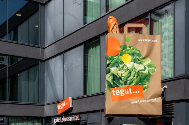 Tegut vor Verkauf an Edeka und Rewe 28.08.26, Frankfurt: Symbolfoto, Illustrationsbild, Symbolbild, Illustrationsfoto, Alltagsszene Tegut-Supermarkt in Frankfurt am Main. Der Schweizer Eigentümer Migros Zürich verkauft die deutsche Lebensmittelkette tegut. Rund 200 tegut-Märkte sollen von Edeka und bis zu 40 weitere Standorte von der Rewe Group übernommen werden. Die geplanten Übernahmen stehen teilweise noch unter kartellrechtlicher Prüfung. Frankfurt Hessen Deutschland