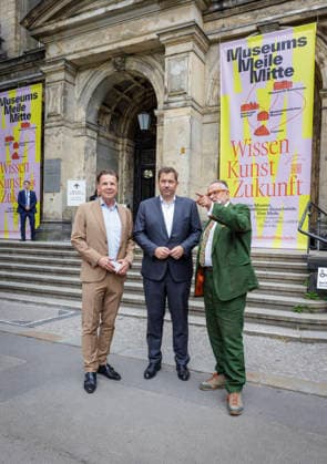 Lars Klingbeil, Bundesminister der Finanzen, aufgenommen im Rahmen seines Besuchs des Museums fuer Naturkunde. Der Bund foerdert Umbau und Modernisierungsmassnahmen des Museums mit rund 200 Millionen Euro. Hier mit Johannes Vogel (Generaldirektor, gruenes Sakko) und Stephan Junker (Geschaeftsfuehrer). Fotografiert im Auftrag des Bundesfinanzministeriums Berlin Deutschland Copyright: xThomasxKoehlerx