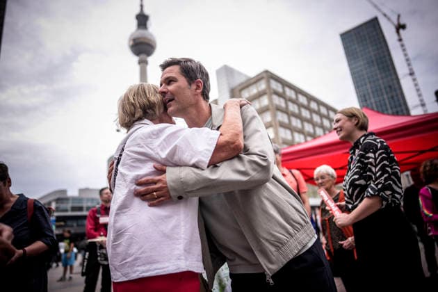 Steffen Krach, der Spitzenkandidat der SPD fuer die Abgeordnetenhauswahl am 20.09.2026 in Berlin bei einer Strassenaktion mit der Ueberschrift Krach gegen Nazis am 28.08.2026. An verschiedenen Standorten in Berlin. Fotografiert im Auftrag der SPD Berlin. Berlin Deutschland *** Steffen Krach, the SPD s lead candidate for the Berlin House of Representatives election on September 20, 2026, at a street campaign event titled Krach Against Nazis on August 28, 2026, at various locations in Berlin. Photographed on behalf of the SPD Berlin, Berlin, Germany Copyright: xDominikxButzmannx