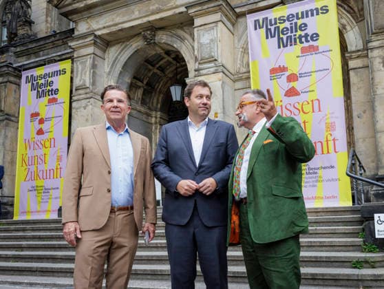 Lars Klingbeil, Bundesminister der Finanzen, aufgenommen im Rahmen seines Besuchs des Museums fuer Naturkunde. Der Bund foerdert Umbau und Modernisierungsmassnahmen des Museums mit rund 200 Millionen Euro. Hier mit Johannes Vogel (Generaldirektor, gruenes Sakko) und Stephan Junker (Geschaeftsfuehrer). Fotografiert im Auftrag des Bundesfinanzministeriums Berlin Deutschland Copyright: xThomasxKoehlerx