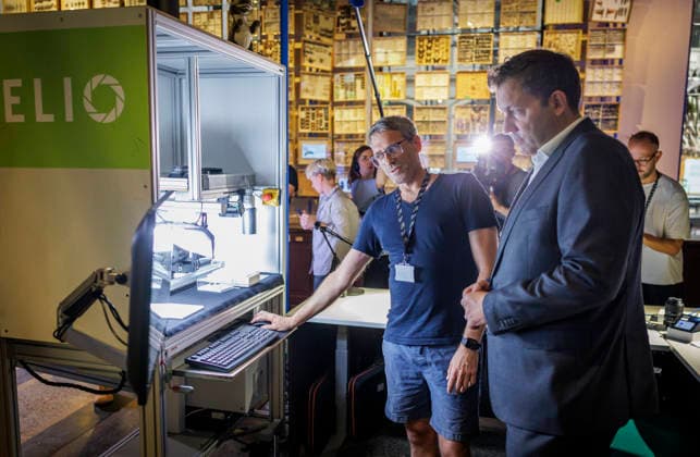 Lars Klingbeil, Bundesminister der Finanzen, aufgenommen im Rahmen seines Besuchs des Museums fuer Naturkunde. Der Bund foerdert Umbau und Modernisierungsmassnahmen des Museums mit rund 200 Millionen Euro. Hier bei der Besichtigung eines Digitalisierungsprojektes mit einem Mitarbeiter und Johannes Vogel (Generaldirektor, im gruenen Sakko). Fotografiert im Auftrag des Bundesfinanzministeriums Berlin Deutschland Copyright: xThomasxKoehlerx