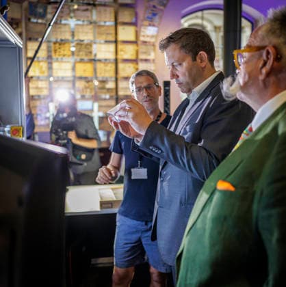 Lars Klingbeil, Bundesminister der Finanzen, aufgenommen im Rahmen seines Besuchs des Museums fuer Naturkunde. Der Bund foerdert Umbau und Modernisierungsmassnahmen des Museums mit rund 200 Millionen Euro. Hier bei der Besichtigung eines Digitalisierungsprojektes mit einem Mitarbeiter und Johannes Vogel (Generaldirektor, im gruenen Sakko). Fotografiert im Auftrag des Bundesfinanzministeriums Berlin Deutschland Copyright: xThomasxKoehlerx