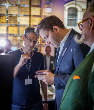 Lars Klingbeil, Bundesminister der Finanzen, aufgenommen im Rahmen seines Besuchs des Museums fuer Naturkunde. Der Bund foerdert Umbau und Modernisierungsmassnahmen des Museums mit rund 200 Millionen Euro. Hier bei der Besichtigung eines Digitalisierungsprojektes mit einem Mitarbeiter und Johannes Vogel (Generaldirektor, im gruenen Sakko). Fotografiert im Auftrag des Bundesfinanzministeriums Berlin Deutschland Copyright: xThomasxKoehlerx