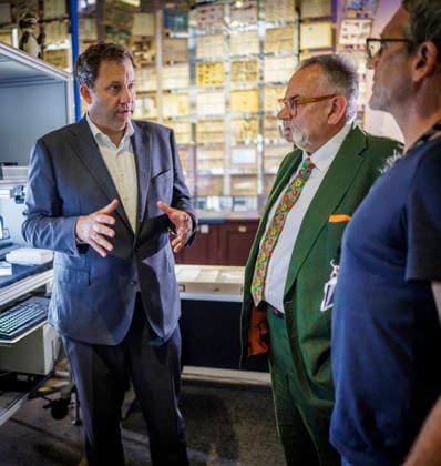 Lars Klingbeil, Bundesminister der Finanzen, aufgenommen im Rahmen seines Besuchs des Museums fuer Naturkunde. Der Bund foerdert Umbau und Modernisierungsmassnahmen des Museums mit rund 200 Millionen Euro. Hier bei der Besichtigung eines Digitalisierungsprojektes mit einem Mitarbeiter und Johannes Vogel (Generaldirektor, im gruenen Sakko). Fotografiert im Auftrag des Bundesfinanzministeriums Berlin Deutschland Copyright: xThomasxKoehlerx