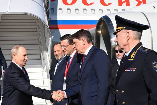 RUSSIA, MOSCOW - AUGUST 28, 2026: Russia s President Vladimir Putin (L) is greeted by officials during an arrival ceremony at an airport. Putin arrived in Nizhny Novgorod on a working visit. Third left: Nizhny Novgorod Region Governor Gleb Nikitin. Kirill Zykov TASS  96742088