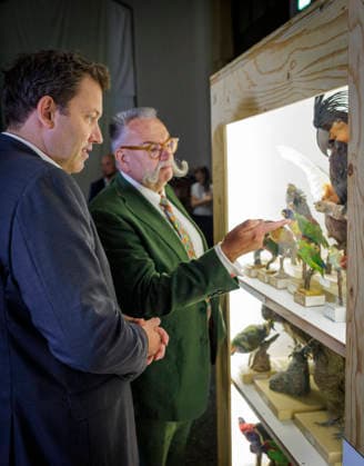 Lars Klingbeil, Bundesminister der Finanzen, aufgenommen im Rahmen seines Besuchs des Museums fuer Naturkunde. Der Bund foerdert Umbau und Modernisierungsmassnahmen des Museums mit rund 200 Millionen Euro. Hier mit Johannes Vogel (Generaldirektor). Fotografiert im Auftrag des Bundesfinanzministeriums Berlin Deutschland Copyright: xThomasxKoehlerx