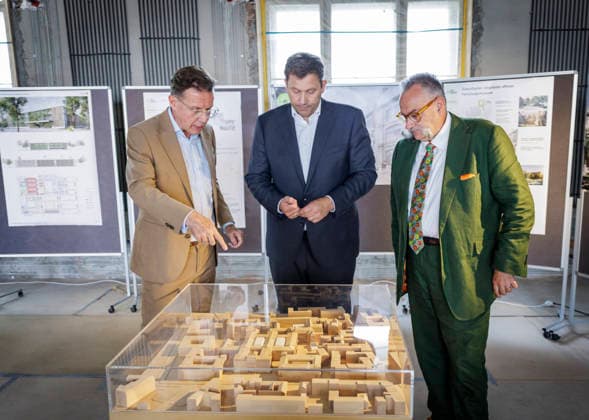 Lars Klingbeil, Bundesminister der Finanzen, aufgenommen im Rahmen seines Besuchs des Museums fuer Naturkunde. Der Bund foerdert Umbau und Modernisierungsmassnahmen des Museums mit rund 200 Millionen Euro. Hier mit Johannes Vogel (Generaldirektor, gruenes Sakko) und Stephan Junker (Geschaeftsfuehrer). Fotografiert im Auftrag des Bundesfinanzministeriums Berlin Deutschland Copyright: xThomasxKoehlerx