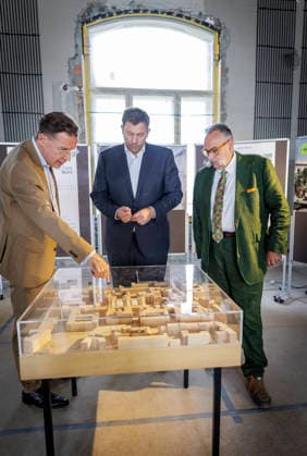 Lars Klingbeil, Bundesminister der Finanzen, aufgenommen im Rahmen seines Besuchs des Museums fuer Naturkunde. Der Bund foerdert Umbau und Modernisierungsmassnahmen des Museums mit rund 200 Millionen Euro. Hier mit Johannes Vogel (Generaldirektor, gruenes Sakko) und Stephan Junker (Geschaeftsfuehrer). Fotografiert im Auftrag des Bundesfinanzministeriums Berlin Deutschland Copyright: xThomasxKoehlerx