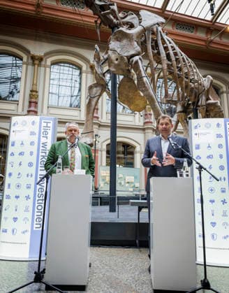 Lars Klingbeil, Bundesminister der Finanzen, aufgenommen im Rahmen seines Besuchs des Museums fuer Naturkunde. Der Bund foerdert Umbau und Modernisierungsmassnahmen des Museums mit rund 200 Millionen Euro. Hier mit Johannes Vogel (Generaldirektor) waehrend eines Pressestatements. Fotografiert im Auftrag des Bundesfinanzministeriums Berlin Deutschland Copyright: xThomasxKoehlerx
