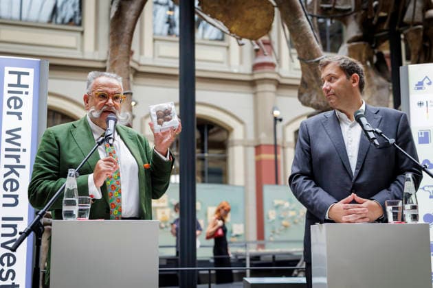 Lars Klingbeil, Bundesminister der Finanzen, aufgenommen im Rahmen seines Besuchs des Museums fuer Naturkunde. Der Bund foerdert Umbau und Modernisierungsmassnahmen des Museums mit rund 200 Millionen Euro. Hier mit Johannes Vogel (Generaldirektor) waehrend eines Pressestatements. Fotografiert im Auftrag des Bundesfinanzministeriums Berlin Deutschland Copyright: xThomasxKoehlerx