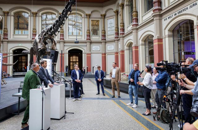 Lars Klingbeil, Bundesminister der Finanzen, aufgenommen im Rahmen seines Besuchs des Museums fuer Naturkunde. Der Bund foerdert Umbau und Modernisierungsmassnahmen des Museums mit rund 200 Millionen Euro. Hier mit Johannes Vogel (Generaldirektor) waehrend eines Pressestatements. Fotografiert im Auftrag des Bundesfinanzministeriums Berlin Deutschland Copyright: xThomasxKoehlerx