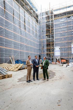Lars Klingbeil, Bundesminister der Finanzen, aufgenommen im Rahmen seines Besuchs des Museums fuer Naturkunde. Der Bund foerdert Umbau und Modernisierungsmassnahmen des Museums mit rund 200 Millionen Euro. Hier mit Johannes Vogel (Generaldirektor, gruenes Sakko) und Stephan Junker (Geschaeftsfuehrer) auf der Baustelle des Museums. Fotografiert im Auftrag des Bundesfinanzministeriums Berlin Deutschland Copyright: xThomasxKoehlerx