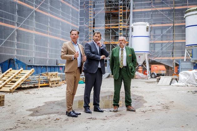 Lars Klingbeil, Bundesminister der Finanzen, aufgenommen im Rahmen seines Besuchs des Museums fuer Naturkunde. Der Bund foerdert Umbau und Modernisierungsmassnahmen des Museums mit rund 200 Millionen Euro. Hier mit Johannes Vogel (Generaldirektor, gruenes Sakko) und Stephan Junker (Geschaeftsfuehrer) auf der Baustelle des Museums. Fotografiert im Auftrag des Bundesfinanzministeriums Berlin Deutschland Copyright: xThomasxKoehlerx