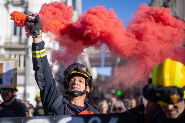 August 28, 2026, Madrid, Spain: A forest firefighter protests with a flare during a demonstration in Madrid..A rally of public forest firefighters, organized by the public employees of the Madrid Community Fire Department (CBCM), was held to protest the harassment and mistreatment they suffer at the hands of the Madrid Community government. The Madrid Community Fire Department has 22 strategically located fire stations to respond to emergencies and currently employs 1,680 personnel. Madrid Spain  - ZUMAs197 20260828_aaa_s197_022 Copyright: xDavidxCanalesx
