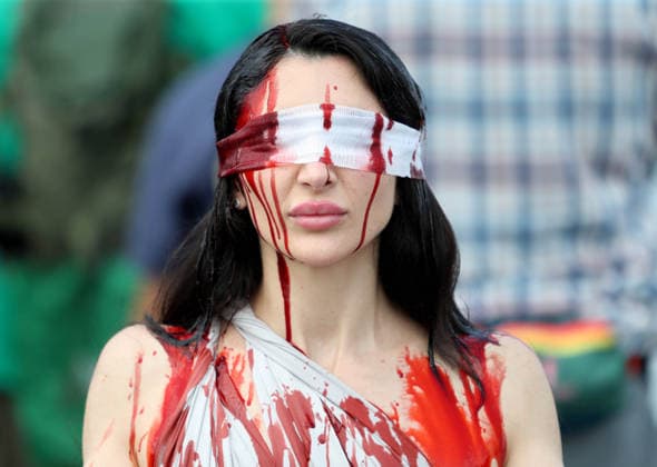 August 28, 2026, Washington, District Of Columbia, USA: An artist dressed as a blood-covered Lady Justice attends a Defend the Vote rally near the Lincoln Memorial in Washington, DC, USA, on August 28, 2026, coinciding with the 63rd anniversary of the 1963 March on Washington rally for civil rights. The march comes just weeks before the November midterm elections, with organisers using the demonstration to mobilise voters and make voting rights a central issue in the campaign. Washington USA - ZUMAs337 20260828_znp_s337_023 Copyright: xGentxShkullakux