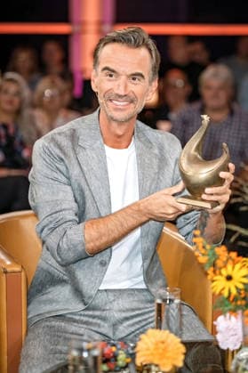 MDR - Riverboat. Moderator , Sänger und Schauspieler Florian Silbereisen mit der Goldene Henne anläßlich der Aufzeichnung der MDR - Talkshow Riverboat am 28.08.2026 in der Mediacity Leipzig. 20260828SFL0020