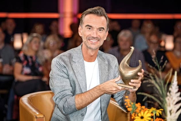 MDR - Riverboat. Moderator , Sänger und Schauspieler Florian Silbereisen mit der Goldene Henne anläßlich der Aufzeichnung der MDR - Talkshow Riverboat am 28.08.2026 in der Mediacity Leipzig. 20260828SFL0021