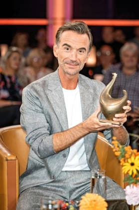 MDR - Riverboat. Moderator , Sänger und Schauspieler Florian Silbereisen mit der Goldene Henne anläßlich der Aufzeichnung der MDR - Talkshow Riverboat am 28.08.2026 in der Mediacity Leipzig. 20260828SFL0023