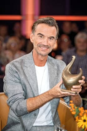 MDR - Riverboat. Moderator , Sänger und Schauspieler Florian Silbereisen mit der Goldene Henne anläßlich der Aufzeichnung der MDR - Talkshow Riverboat am 28.08.2026 in der Mediacity Leipzig. 20260828SFL0024