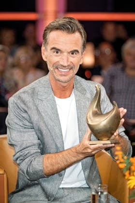 MDR - Riverboat. Moderator , Sänger und Schauspieler Florian Silbereisen mit der Goldene Henne anläßlich der Aufzeichnung der MDR - Talkshow Riverboat am 28.08.2026 in der Mediacity Leipzig. 20260828SFL0025