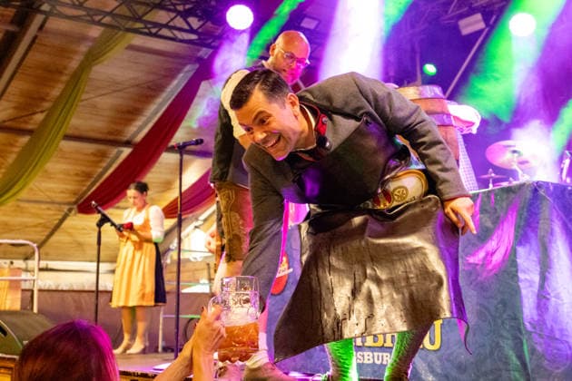 Augsburg, Bavaria, Germany August 28, 2026: Opening of the Plärrer in Augsburg. After tapping the first keg at the Herbstplärrer, Augsburg™s mayor, Dr. Florian Freund (SPD), traditionally hands out free beer to visitors in the festival tent, thereby kicking off the evening™s festivities. *** Eröffnung Plärrer in Augsburg. Augsburgs Oberbürgermeister Dr. Florian Freund (SPD) verteilt nach dem Fassanstich beim Herbstplärrer traditionell Freibier an die Besucher im Festzelt und eröffnet damit den Volksfestabend