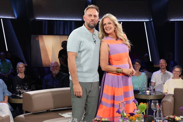 Steven Gätjen und Barbara Schöneberger moderieren die NDR Talk Show am 28.8.2026 im 3. Programm des NDR Fernsehen, Fototermin vor der Aufzeichnung am 3.7.2026 im Fernsehstudio Hamburg Lokstedt