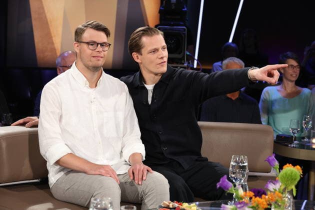 Die Schauspieler Simon Rupp und Max von der Groeben sind zu Gast in der NDR Talk Show am 28.8.2026 im 3. Programm des NDR Fernsehen, Fototermin vor der Aufzeichnung am 3.7.2026 im Fernsehstudio Hamburg Lokstedt