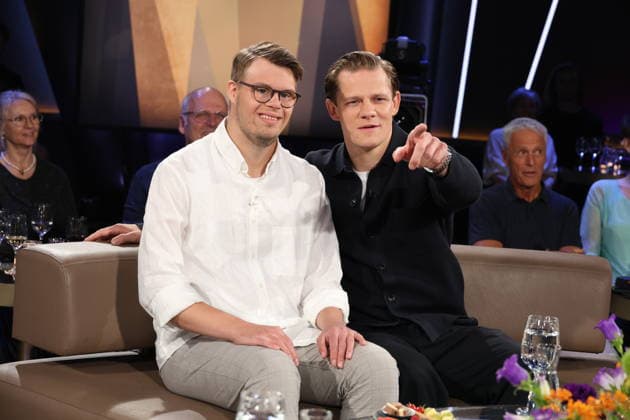 Die Schauspieler Simon Rupp und Max von der Groeben sind zu Gast in der NDR Talk Show am 28.8.2026 im 3. Programm des NDR Fernsehen, Fototermin vor der Aufzeichnung am 3.7.2026 im Fernsehstudio Hamburg Lokstedt