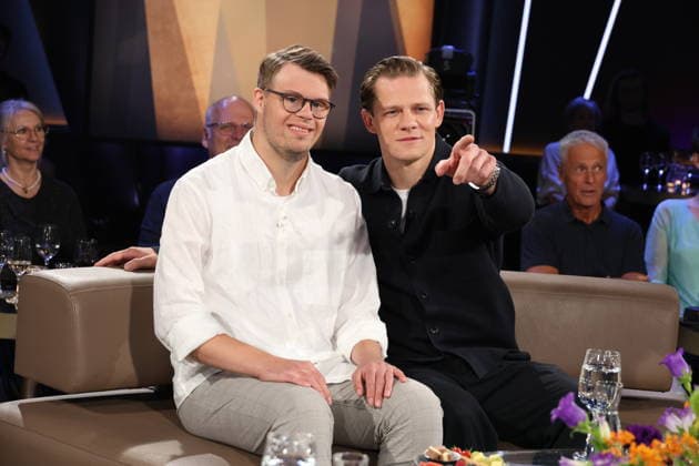 Die Schauspieler Simon Rupp und Max von der Groeben sind zu Gast in der NDR Talk Show am 28.8.2026 im 3. Programm des NDR Fernsehen, Fototermin vor der Aufzeichnung am 3.7.2026 im Fernsehstudio Hamburg Lokstedt