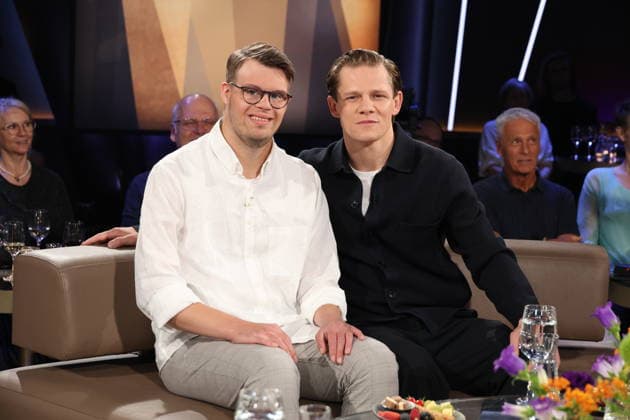 Die Schauspieler Simon Rupp und Max von der Groeben sind zu Gast in der NDR Talk Show am 28.8.2026 im 3. Programm des NDR Fernsehen, Fototermin vor der Aufzeichnung am 3.7.2026 im Fernsehstudio Hamburg Lokstedt