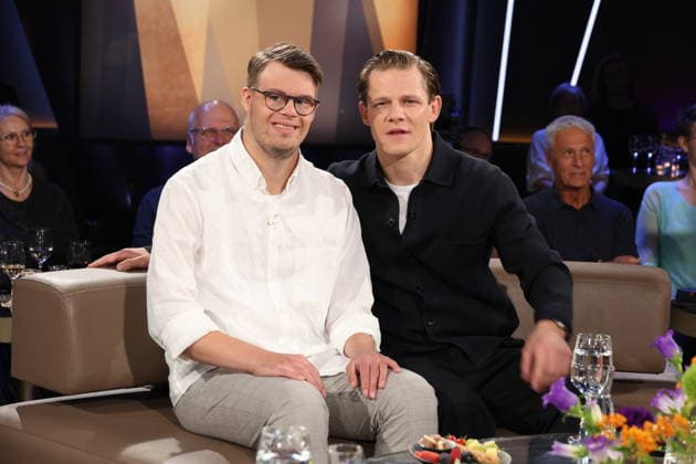Die Schauspieler Simon Rupp und Max von der Groeben sind zu Gast in der NDR Talk Show am 28.8.2026 im 3. Programm des NDR Fernsehen, Fototermin vor der Aufzeichnung am 3.7.2026 im Fernsehstudio Hamburg Lokstedt