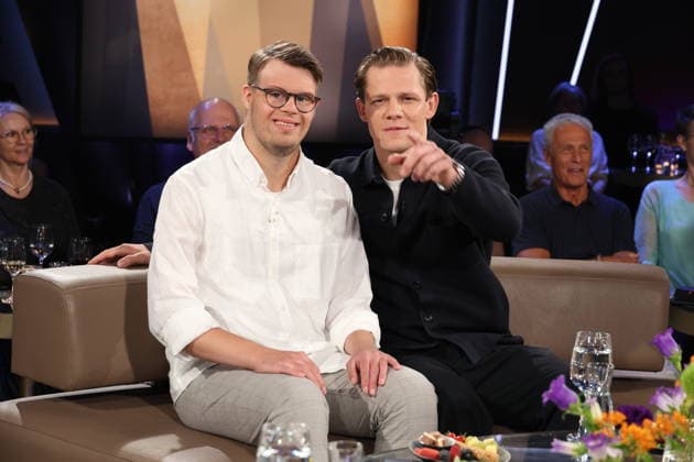 Die Schauspieler Simon Rupp und Max von der Groeben sind zu Gast in der NDR Talk Show am 28.8.2026 im 3. Programm des NDR Fernsehen, Fototermin vor der Aufzeichnung am 3.7.2026 im Fernsehstudio Hamburg Lokstedt