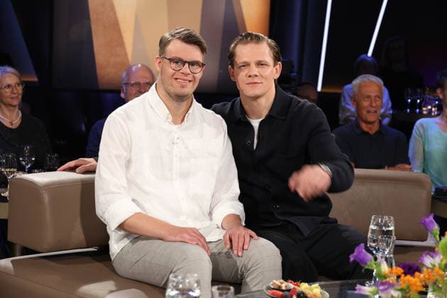 Die Schauspieler Simon Rupp und Max von der Groeben sind zu Gast in der NDR Talk Show am 28.8.2026 im 3. Programm des NDR Fernsehen, Fototermin vor der Aufzeichnung am 3.7.2026 im Fernsehstudio Hamburg Lokstedt