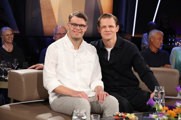 Die Schauspieler Simon Rupp und Max von der Groeben sind zu Gast in der NDR Talk Show am 28.8.2026 im 3. Programm des NDR Fernsehen, Fototermin vor der Aufzeichnung am 3.7.2026 im Fernsehstudio Hamburg Lokstedt