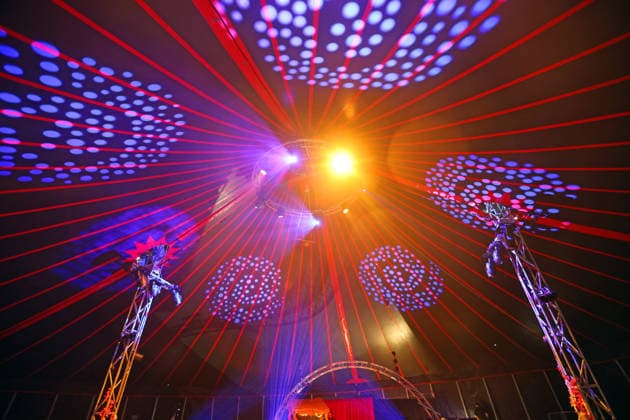 Live-Shows mit Artistik und Kunst In Essen fand die Show Hawaiian Nights bestehend aus Sommer, Sonne,VarietÃ statt, die von Nico Frick präsentiert wurde.