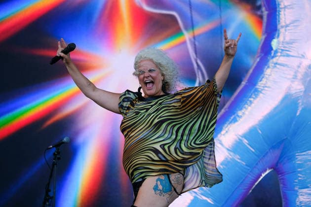 Scissor Sisters Perform at Victorious Festival in Southsea, UK - 28 Aug 2026 Backing vocalist and dancer Amber Martin with American pop rock band Scissor Sisters performing live on stage at Victorious Festival. Southsea United Kingdom Copyright: xDawnxFletcher-Parkx xSOPAxImagesx DSCF8612