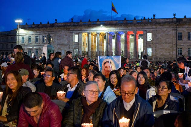 Colombia Earthquake - Candlelight Mass People gather in Bogota s Plaza de Bolivar for a candlelight mass in honor of the victims of the 7,4 earthquake that struck Colombia past august 10, leaving more than 300 dead, on August 28, 2026. Bogota Bogota D.C Colombia Copyright: xSebastianxBarrosx