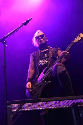 Raul Sanchez von der Band Hell Boulevard als Support für Mono Inc. bei einem Open-Air-Konzert am Waschhaus in Potsdam, 28. August 2026. Hell Boulevard Konzert Potsdam